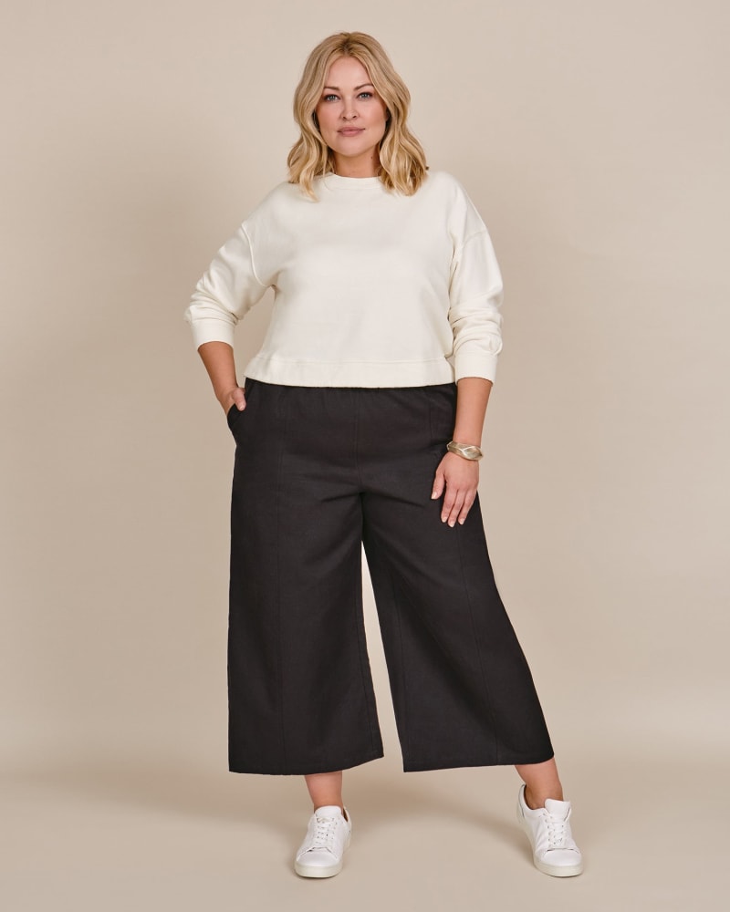 Front of a model wearing a size 16 Riva Pant in Black by Apiece Apart. | dia_product_style_image_id:231181